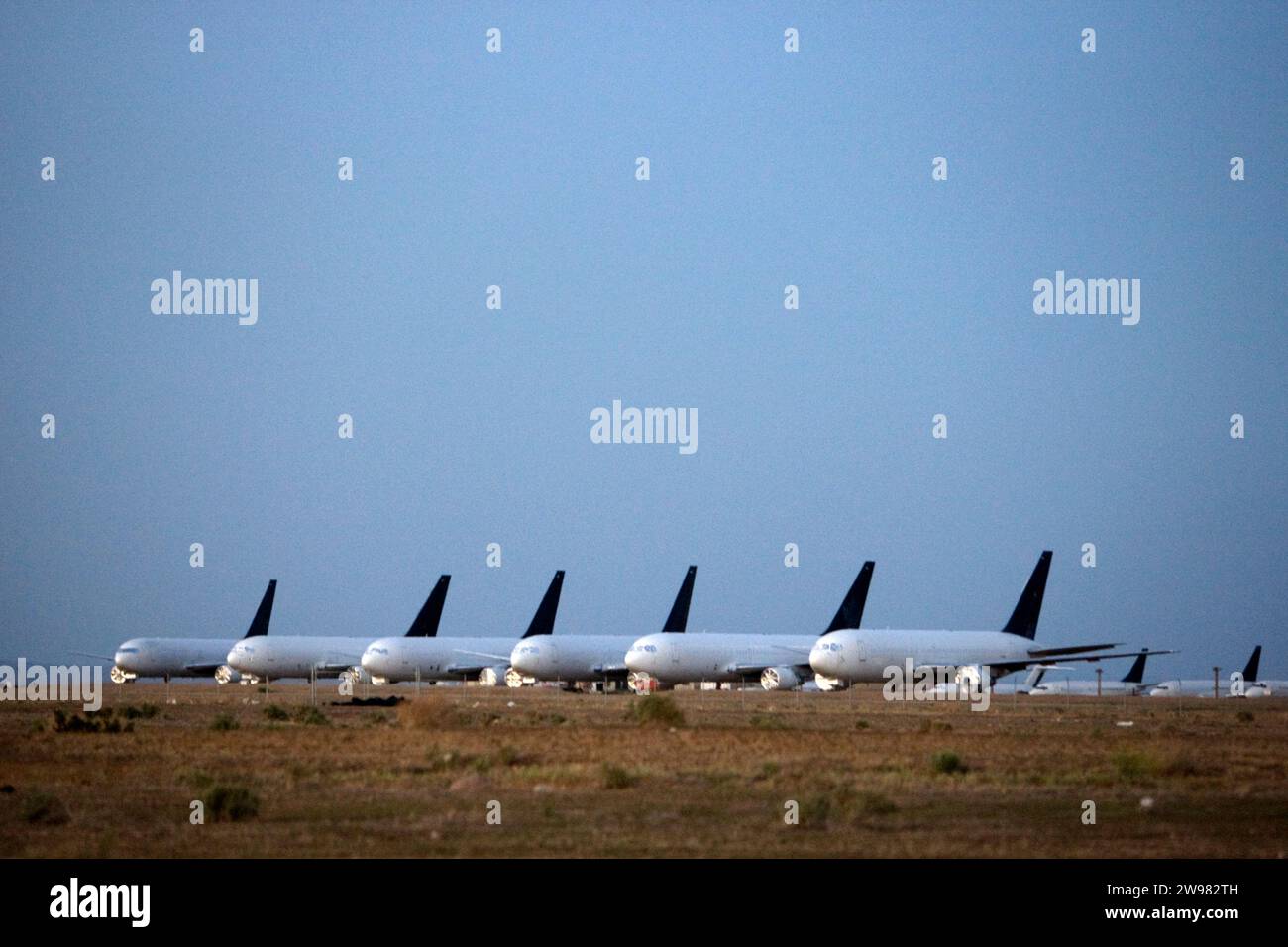 Les jets déclassés s'alignent uniformément à Mojave, CA. Banque D'Images