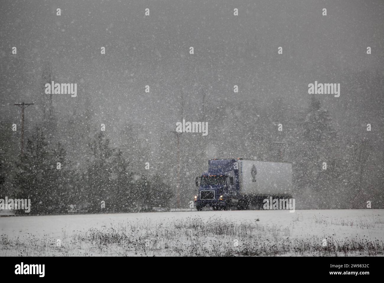 Un camion traverse de fortes chutes de neige dans le centre de l'Oregon. Banque D'Images