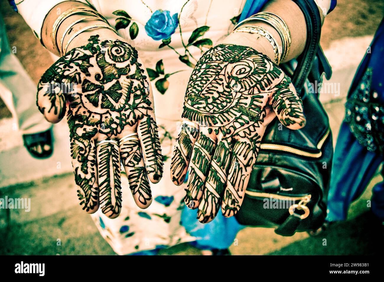 Appliquée à un henné nouvellement woman's hands, New Delhi, Inde Banque D'Images