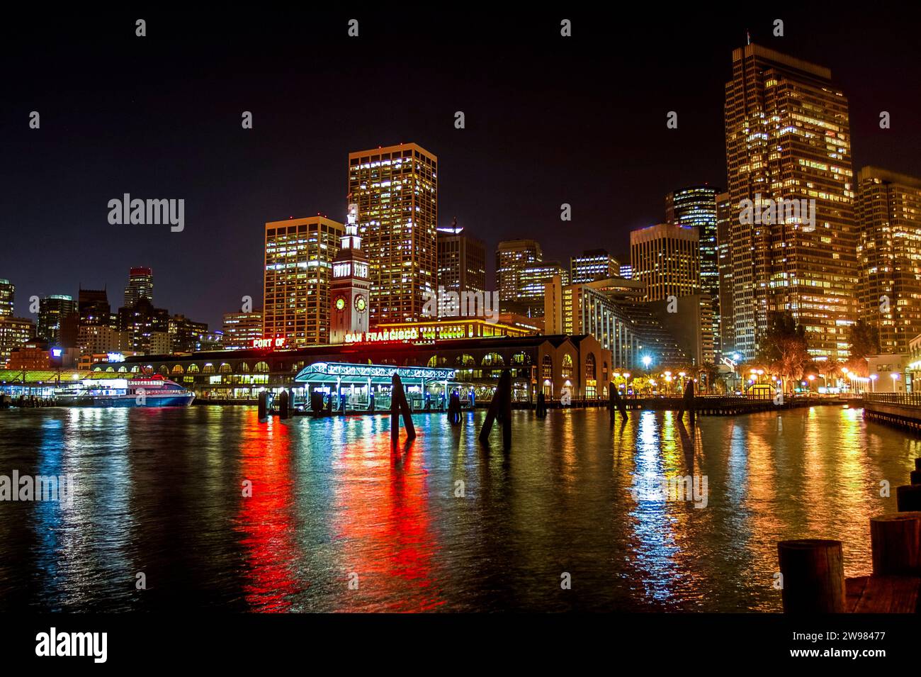 Skyline de San Francisco la nuit Banque D'Images