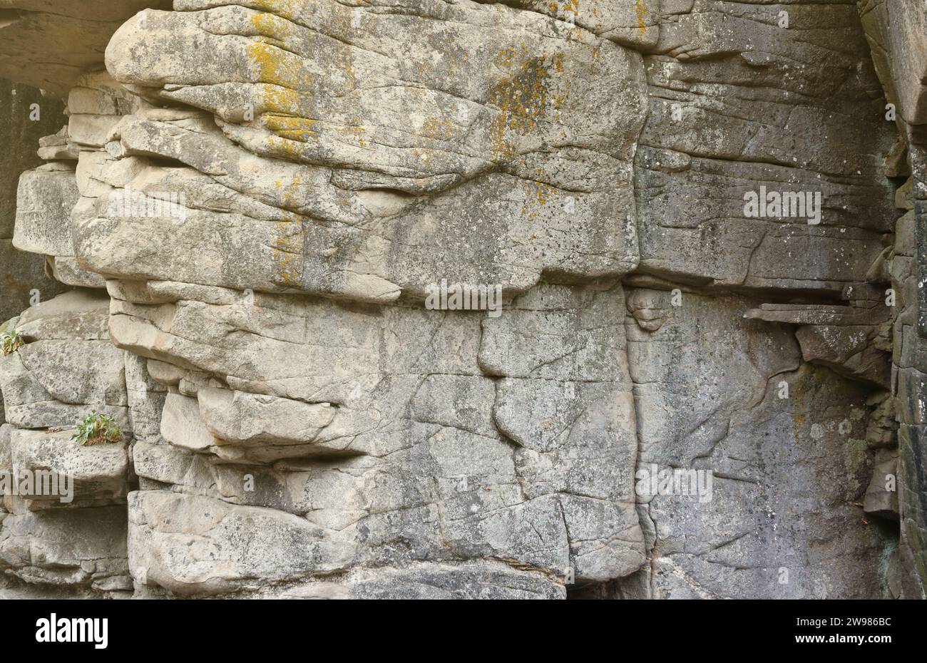 Fond de pierre de roche naturelle grossière légère. Surface avant rugueuse de falaise minière. Grande toile de fond de pile de calcaire. Grunge lourd texture de bloc de granit endommagé. Fissure ancienne façade médiévale en pierre pour la conception Banque D'Images