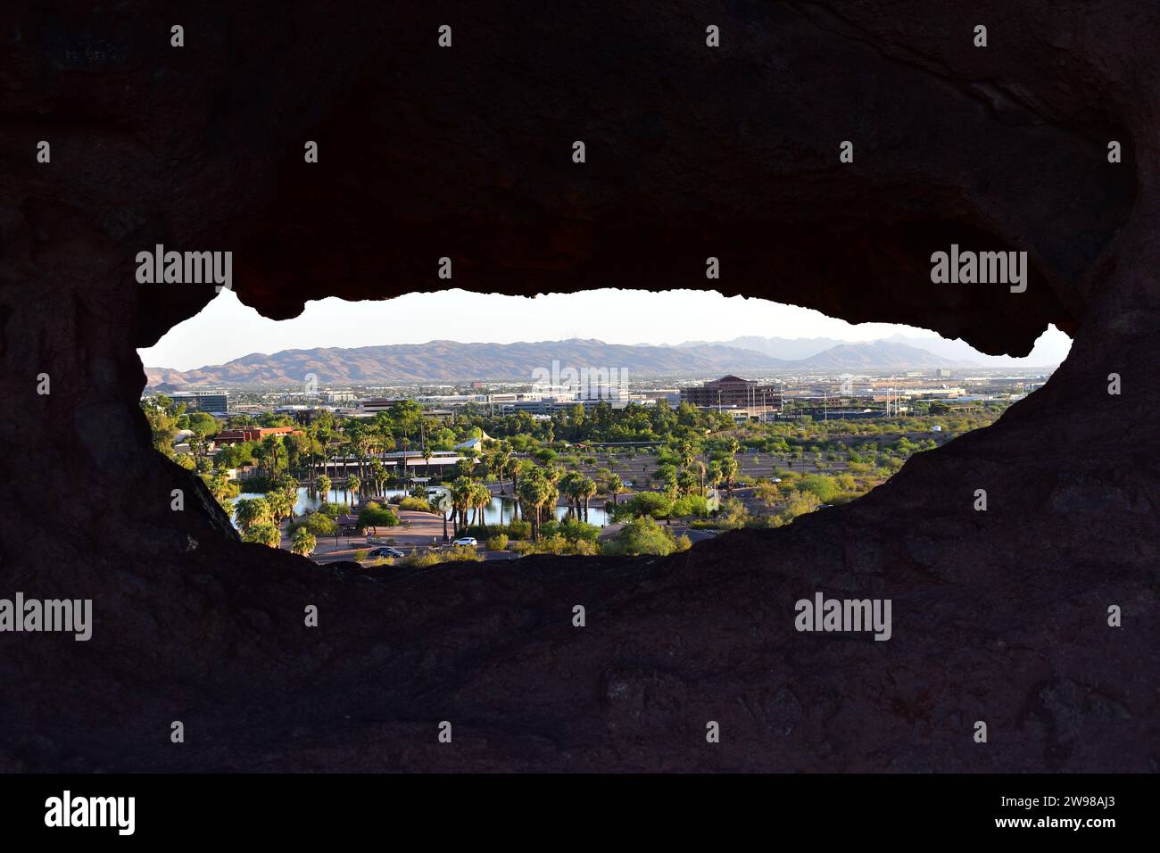 Vue sur Papago Park Thorugh un trou dans les rochers à Hole in the Rock Banque D'Images