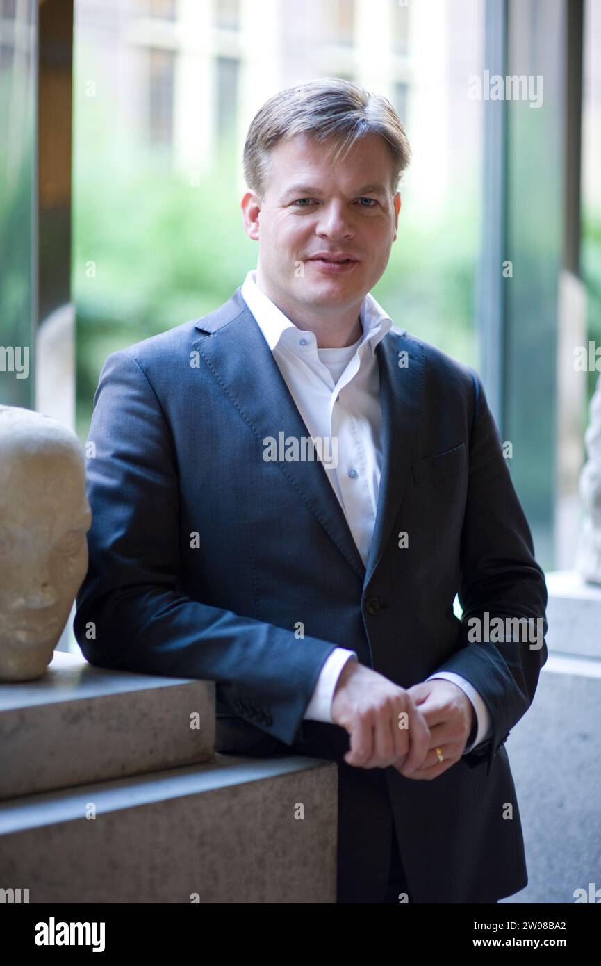 Portrait de Pieter Omtzigt, chef et dirigeant politique du parti contractuel NSC / Nieuw Sociaal dans la 2e chambre du Parlement néerlandais. Après plusieurs années de travail seul, il a créé le NSC en 2023, a remporté 20 sièges, donnant au NSC un poste pour négocier pour les positions de la Coalition et Kabinet. Portrait réalisé en 2011. Banque D'Images