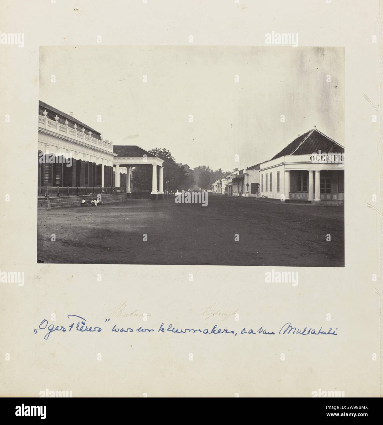 Batavia - Rijswijk, Woodbury & page, 1863 - 1866 photographie magasins du quartier Rijswijk à Batavia avec le magasin de vêtements de l'Oger Frères à droite. Partie de l'album photo rouge avec des photos de Java, de la possession du pharmacien pic-bois, qui est retourné aux pays-Bas de Batavia en 1865. Batavia support photographique albumen print rue Batavia. Rijswijk Banque D'Images