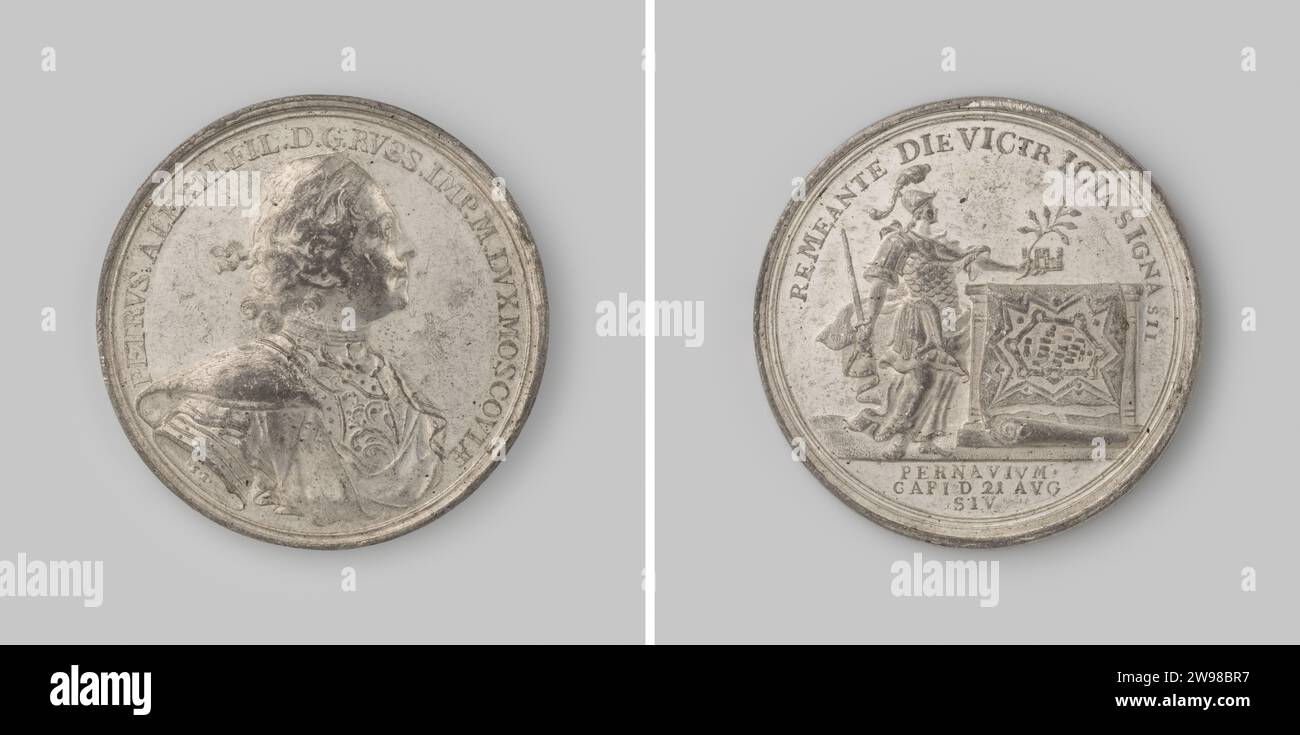 Entrée de Pernau par la Russie sur la Suède 1710 ,, 1710 médaille d'histoire Tinen médaille, sur le devant le buste du tsar Pierre le Grand à droite avec un changement, sur le revers pallas qui prend une maquette du fort sur un autel avec la carte de Pernau, avec une modification et un texte découpé. gâche (métal) en étain (travail des métaux) Banque D'Images