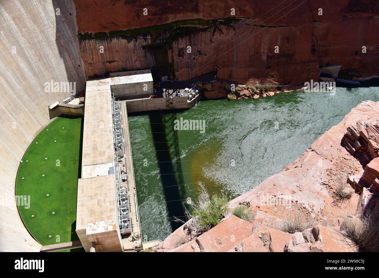 Vue de l'infrastructure électrique et du fond du barrage de Glen Canyon près de page, Arizona Banque D'Images