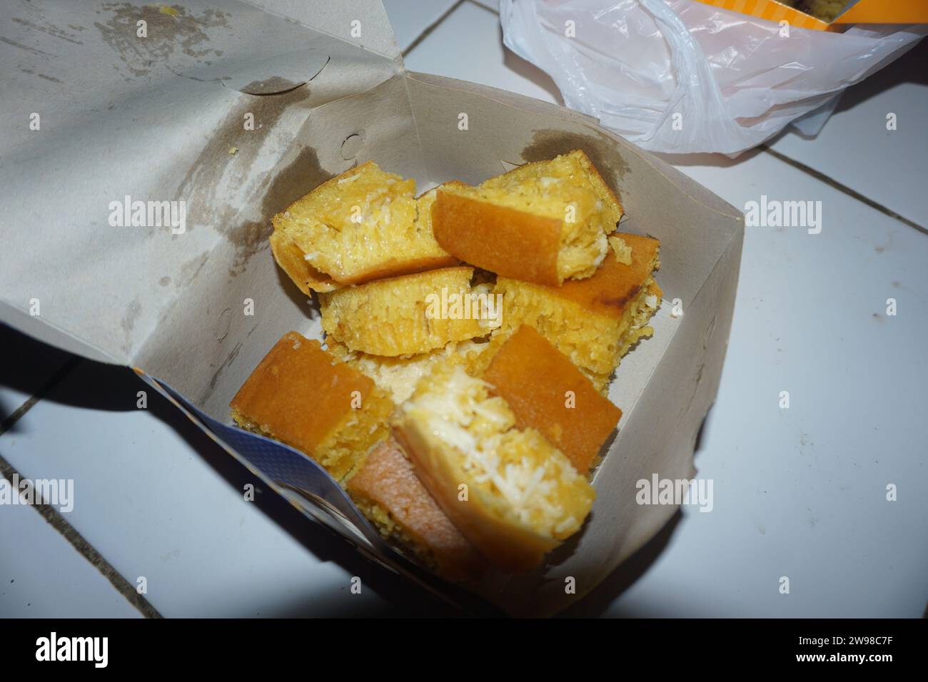 Photo de fromage banane martabak dans une boîte, une collation typiquement indonésienne Banque D'Images