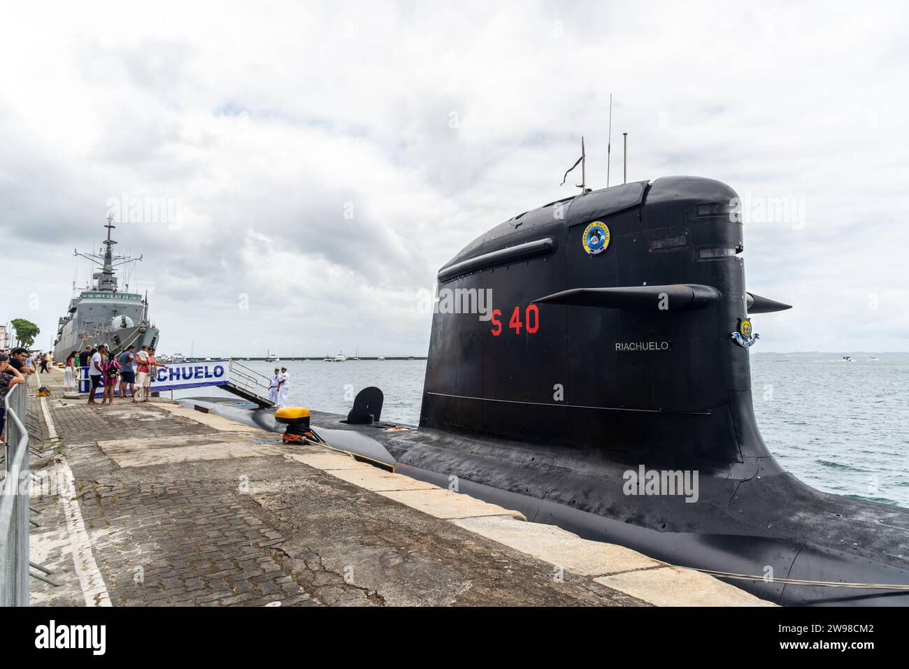 Salvador, Bahia, Brésil - 08 octobre 2023 : le sous-marin Riachuelo S40, de la marine brésilienne, s'est arrêté pour observation publique dans le port maritime de la ville o Banque D'Images