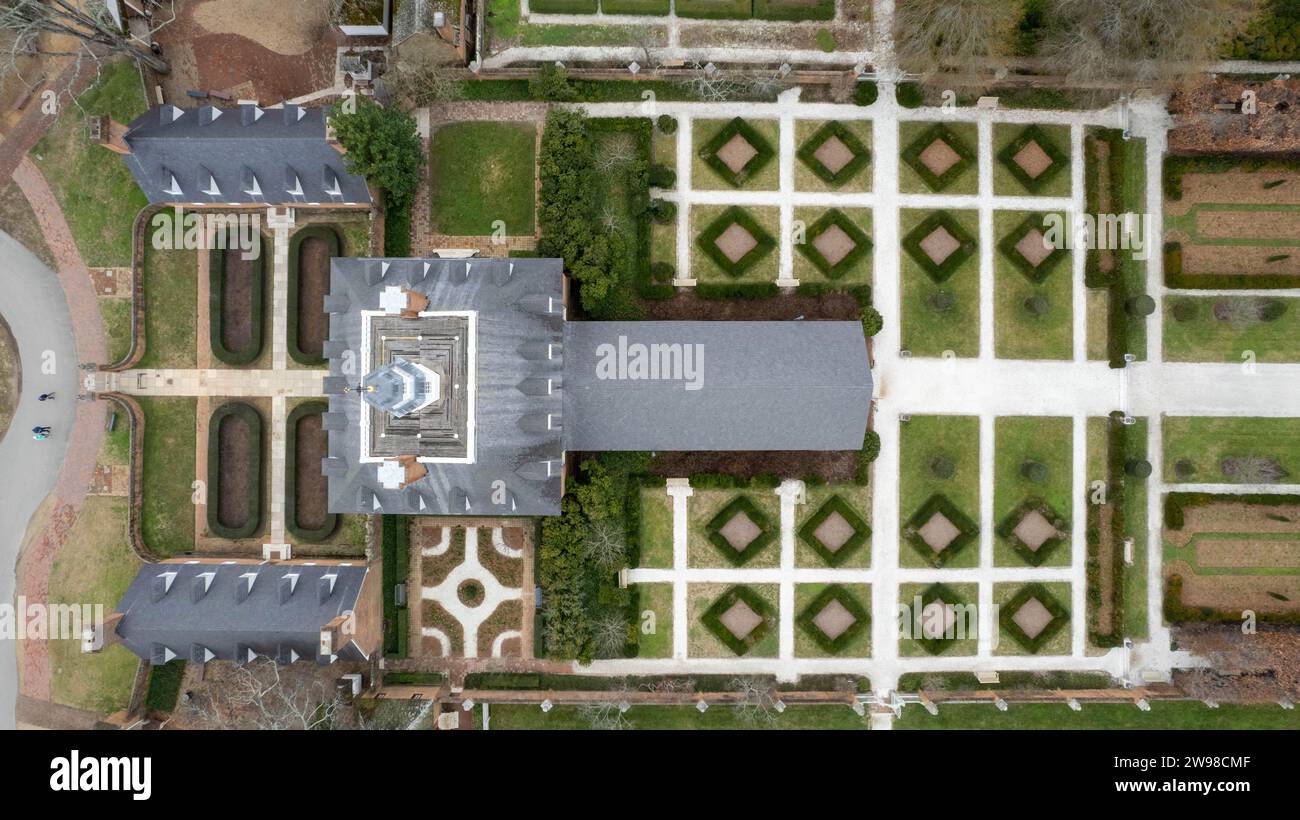 Vue aérienne du palais du gouverneur avec des jardins luxuriants et des arbres à Colonial Williamsburg en Virginie Banque D'Images