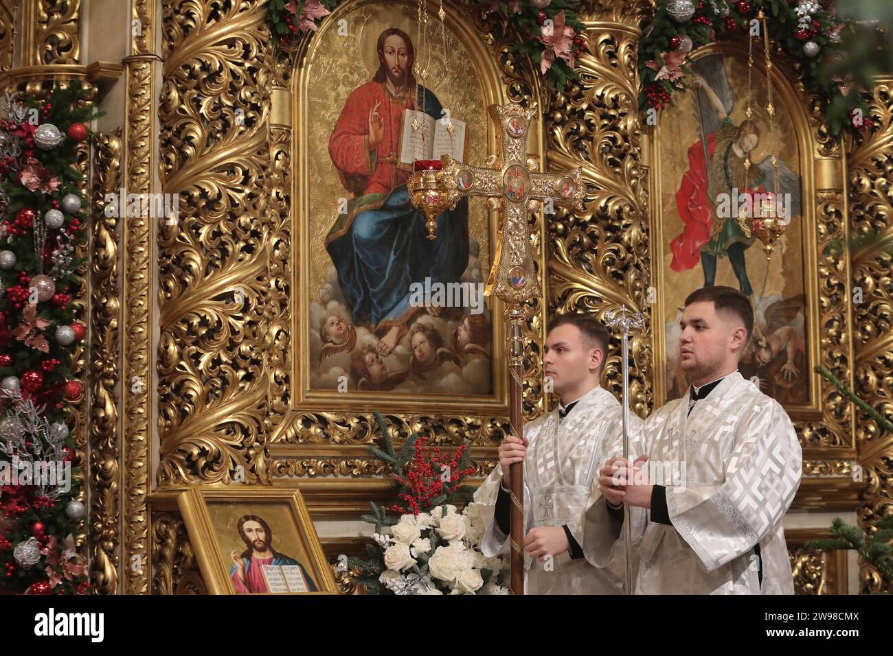 Non exclusive : KIEV, UKRAINE - 24 DÉCEMBRE 2023 - les prêtres dirigent la liturgie divine à la cathédrale Saint-Michel &#x92;s Golden-Domed la veille de Noël, Kentucky Banque D'Images