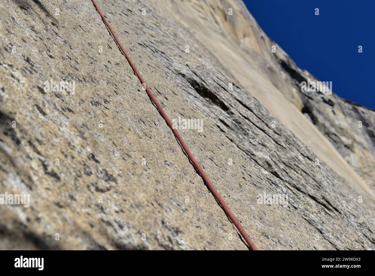 Corde d'escalade reposant contre la paroi rocheuse de granit d'El Capitan dans la vallée de Yosemite Banque D'Images