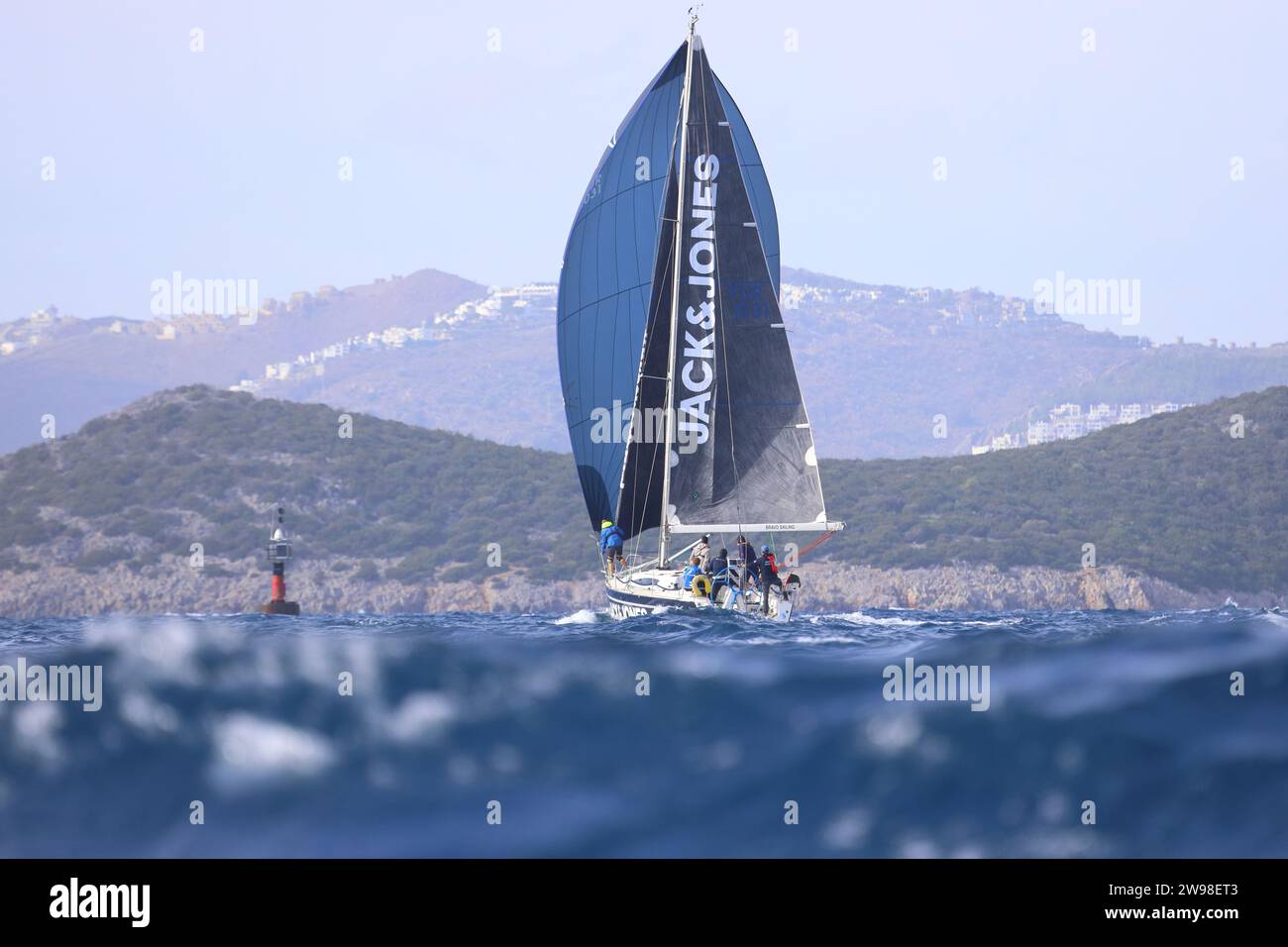 Bodrum, Turquie. 02 décembre 2023 : les voiliers naviguent par temps venteux dans les eaux bleues de la mer Égée, sur les rives de la célèbre destination de vacances Banque D'Images