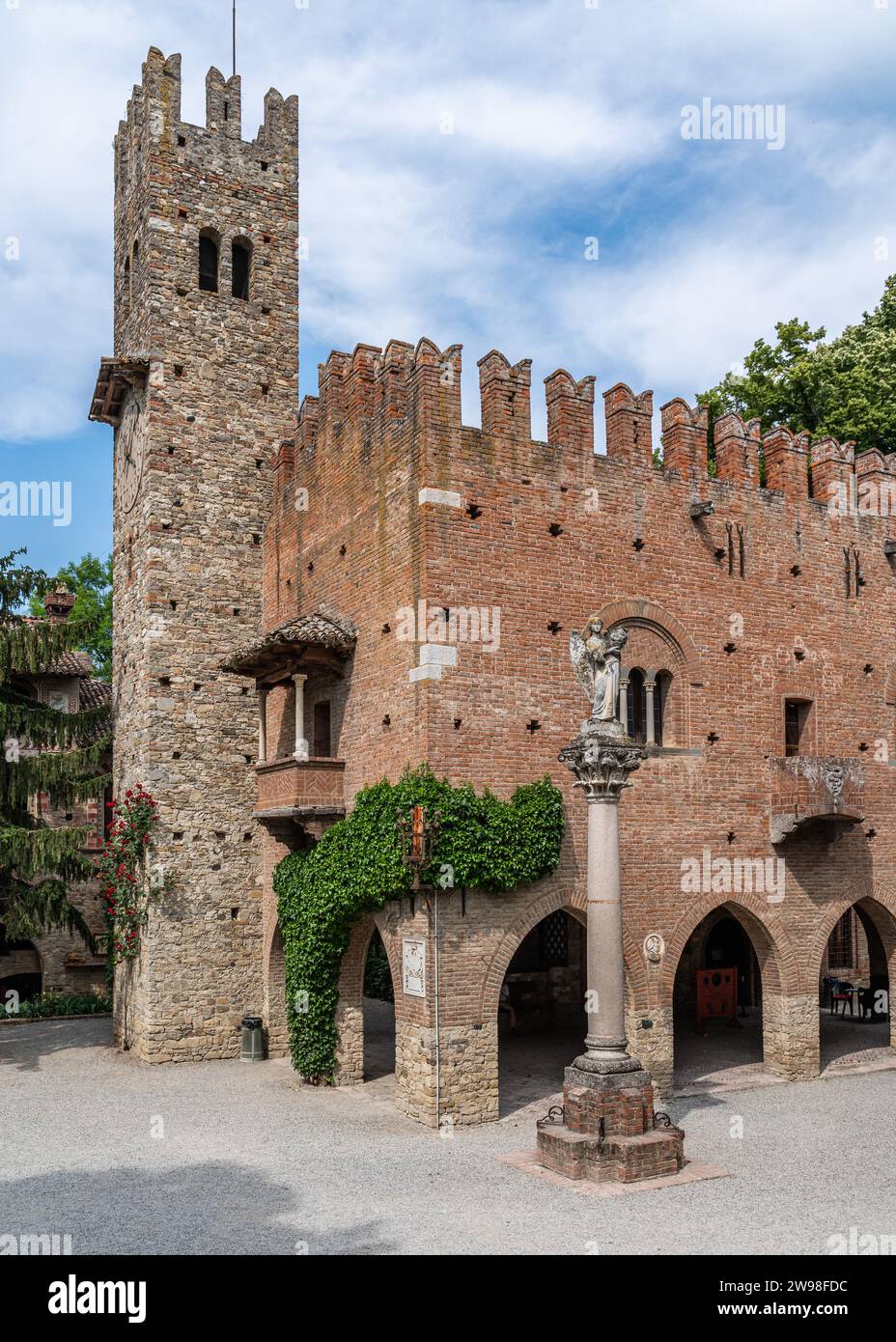 Un village pittoresque de Grazzano Visconti en Émilie-Romagne, Italie, avec une architecture historique. Banque D'Images