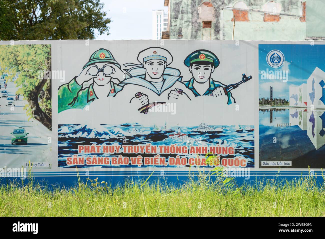 Da Nang, Vietnam - 7 octobre 2023 : une affiche «maintenir la tradition héroïque. Prêt à protéger la mer et les îles de la nation' sur la clôture de construction. Banque D'Images