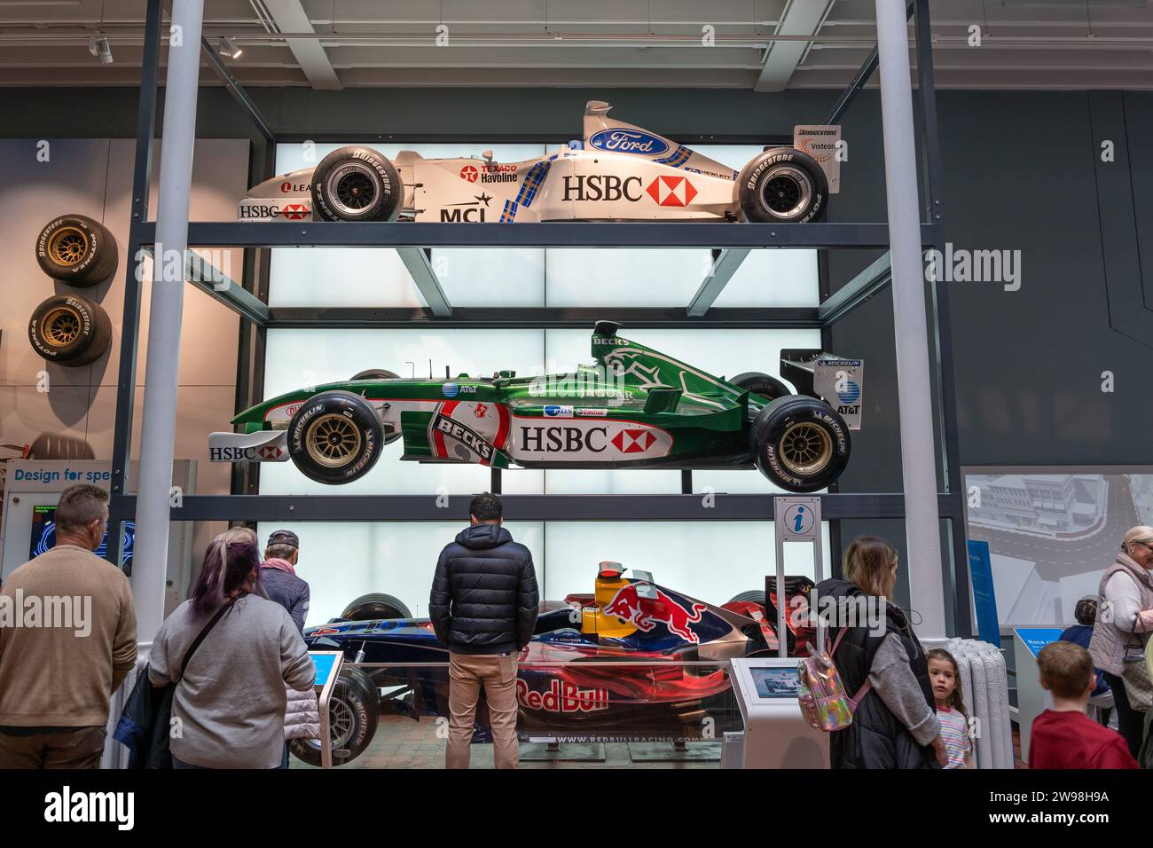F1 Cars - Ford, Jaguar et Red Bull exposés au National Museum of Scotland à Édimbourg, Écosse, Royaume-Uni. Banque D'Images