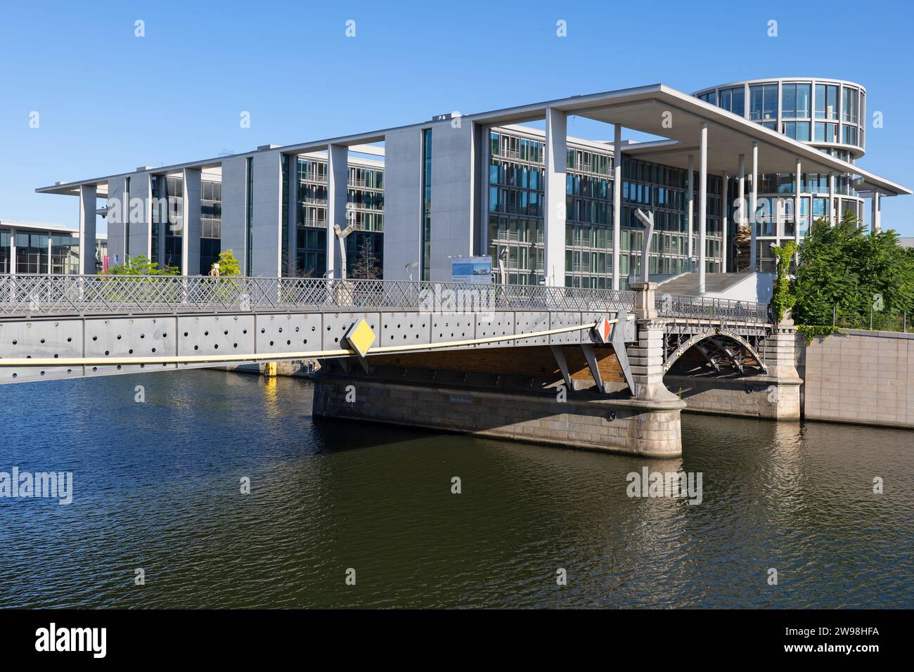 Berlin, Allemagne, Marie-Elisabeth-Lüders-Haus (Luisenblock) nouveau bâtiment du Parlement et pont Marschall (Marschallbrücke) sur la Spree dans la ville c Banque D'Images