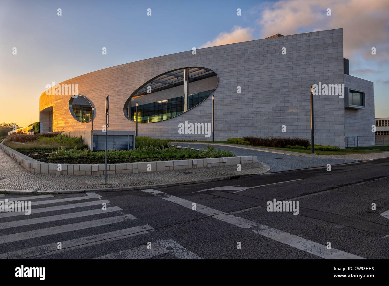 Centre de cancer du pancréas Botton-Champalimaud au lever du soleil à Lisbonne, Portugal, bâtiment de recherche multidisciplinaire dans le quartier de Belem. Banque D'Images