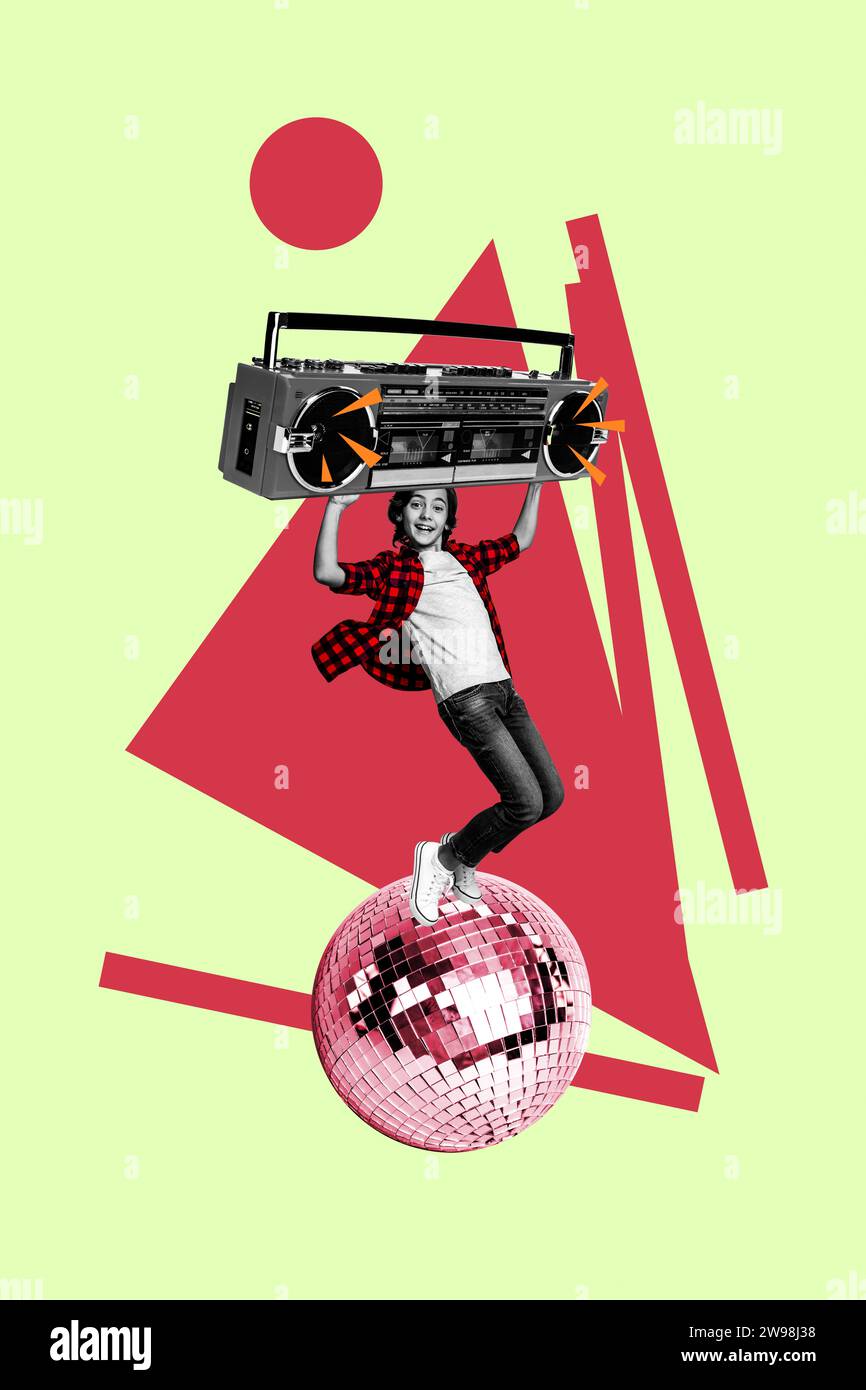 Collage de photos contemporain vertical d'adolescent funky miniature debout sur la boule disco tenir la danse radio boombox amusez-vous à la fête Banque D'Images