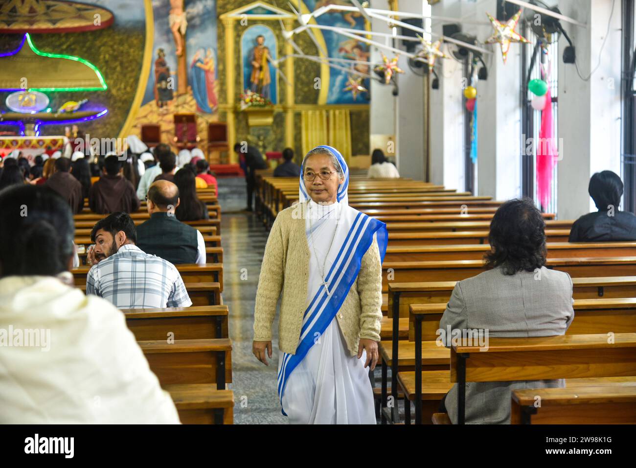 GUWAHATI, INDE- DÉCEMBRE 25 : Messe de Noël tenue à l'église Catholique Cathedral Dispur à Guwahati, Inde le 25 décembre 2023. Banque D'Images