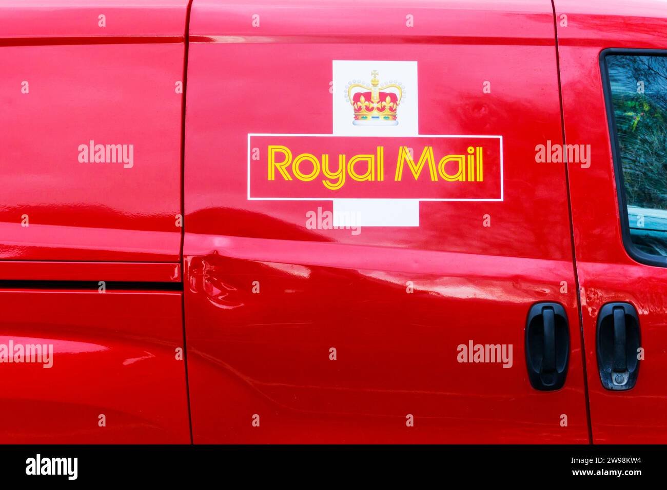 Logo sur le côté a d'un camion de livraison Royal Mail rouge. Banque D'Images