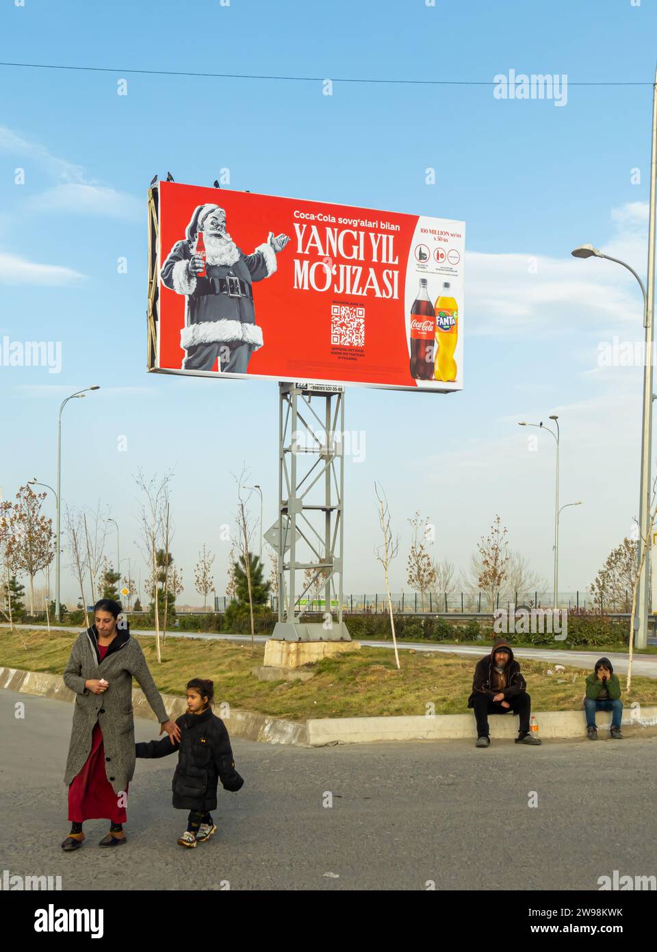 Panneau d'affichage de Noël de Coca-Cola Santa à Smarkand, Ouzbékistan, Asie centrale Banque D'Images