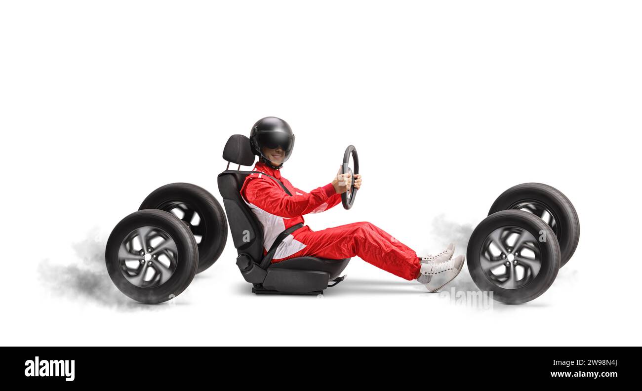 Coureur de voiture avec un casque dans un siège de voiture sur quatre roues isolé sur fond blanc Banque D'Images