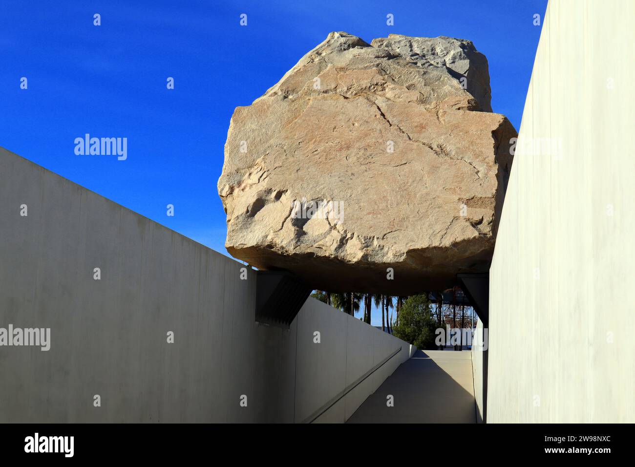Los Angeles, Californie : public Art MASSE LÉVITÉE une sculpture de Michael Heizer au LACMA, Los Angeles County Museum of Art Banque D'Images