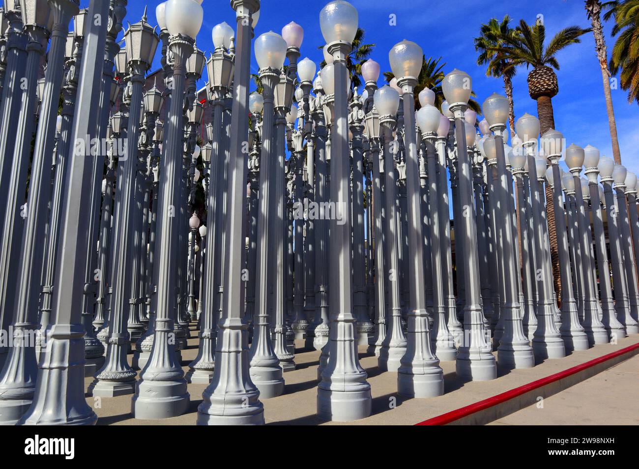 Los Angeles, Californie : public Art URBAN LIGHT une sculpture de Chris Burden au LACMA, Los Angeles County Museum of Art Banque D'Images