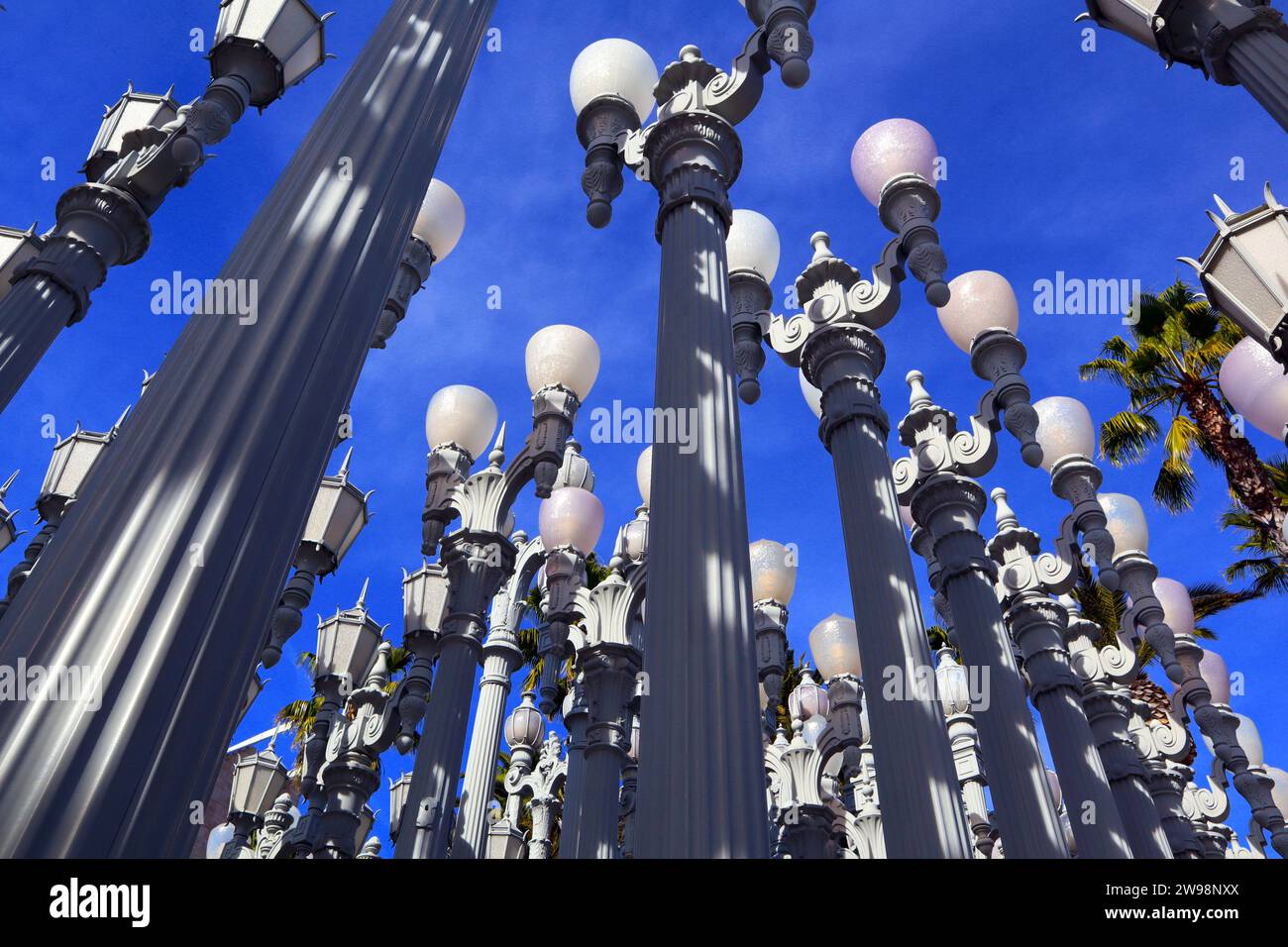 Los Angeles, Californie : public Art URBAN LIGHT une sculpture de Chris Burden au LACMA, Los Angeles County Museum of Art Banque D'Images