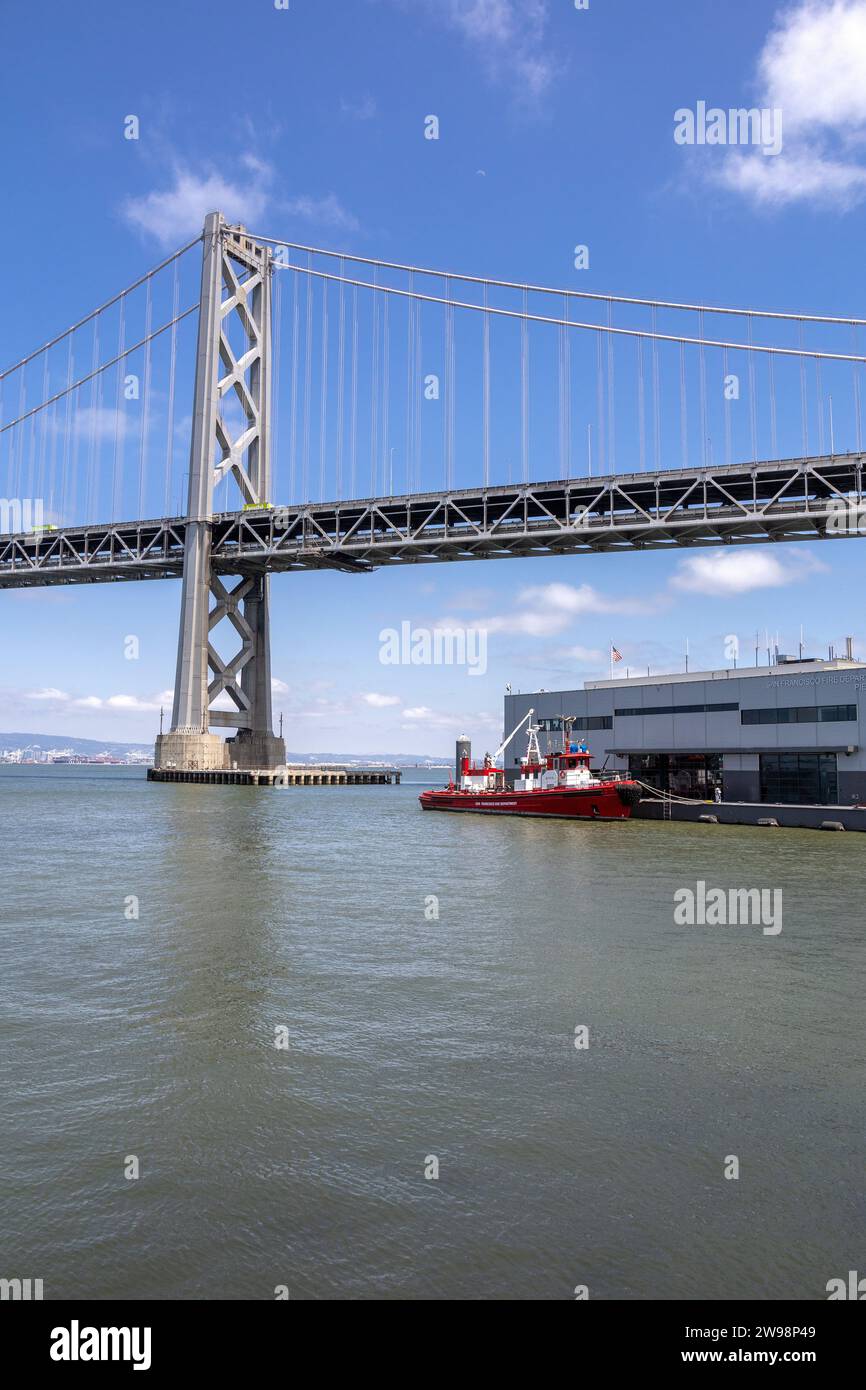 Fireboat amarré San Francisco Oakland Bay Bridge, suspendu Bridge over San Fransisco Bay, Californie, États-Unis, 24 juin 2023 Banque D'Images