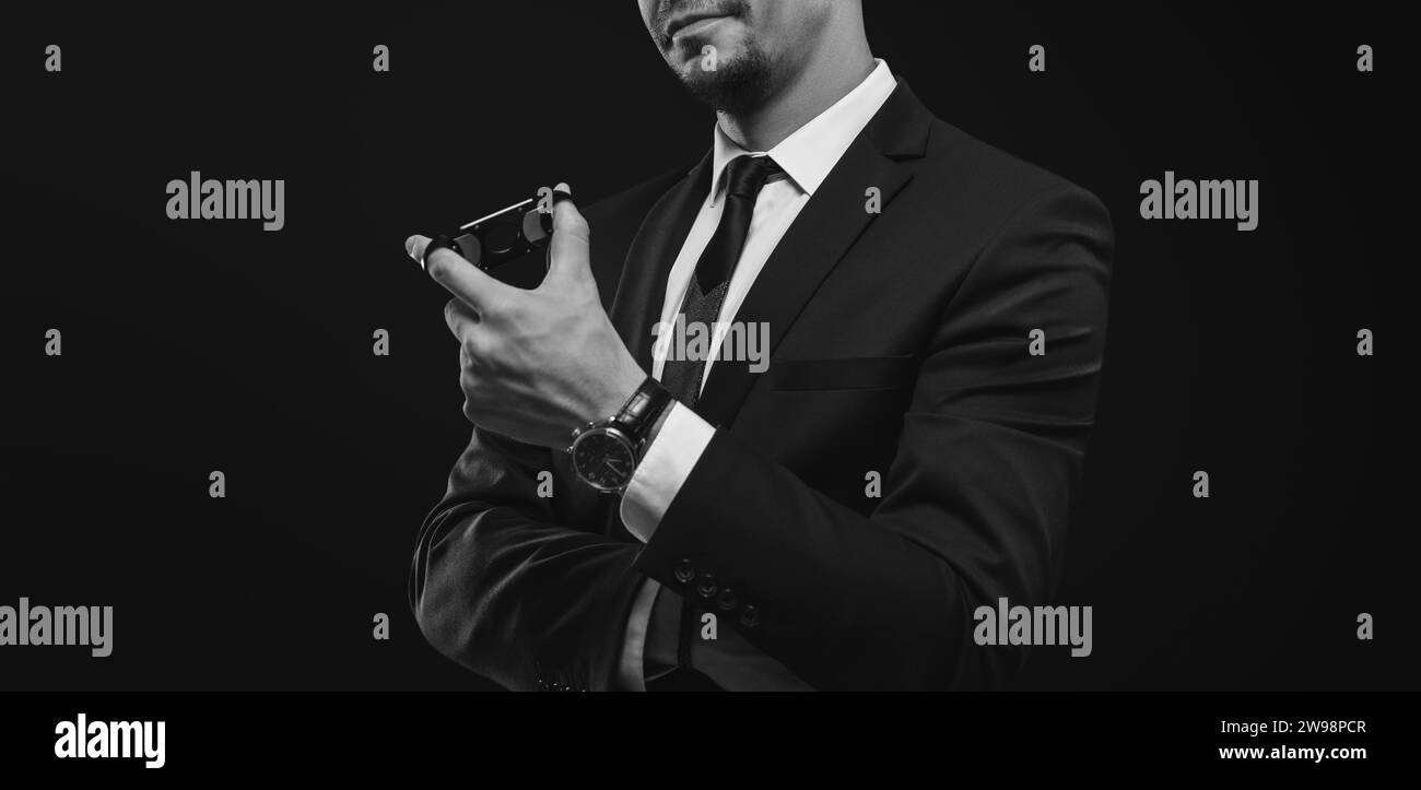 Image d'un homme élégant adulte dans un costume avec un cigare. Concept de clubs de cigares. Supports mixtes Banque D'Images