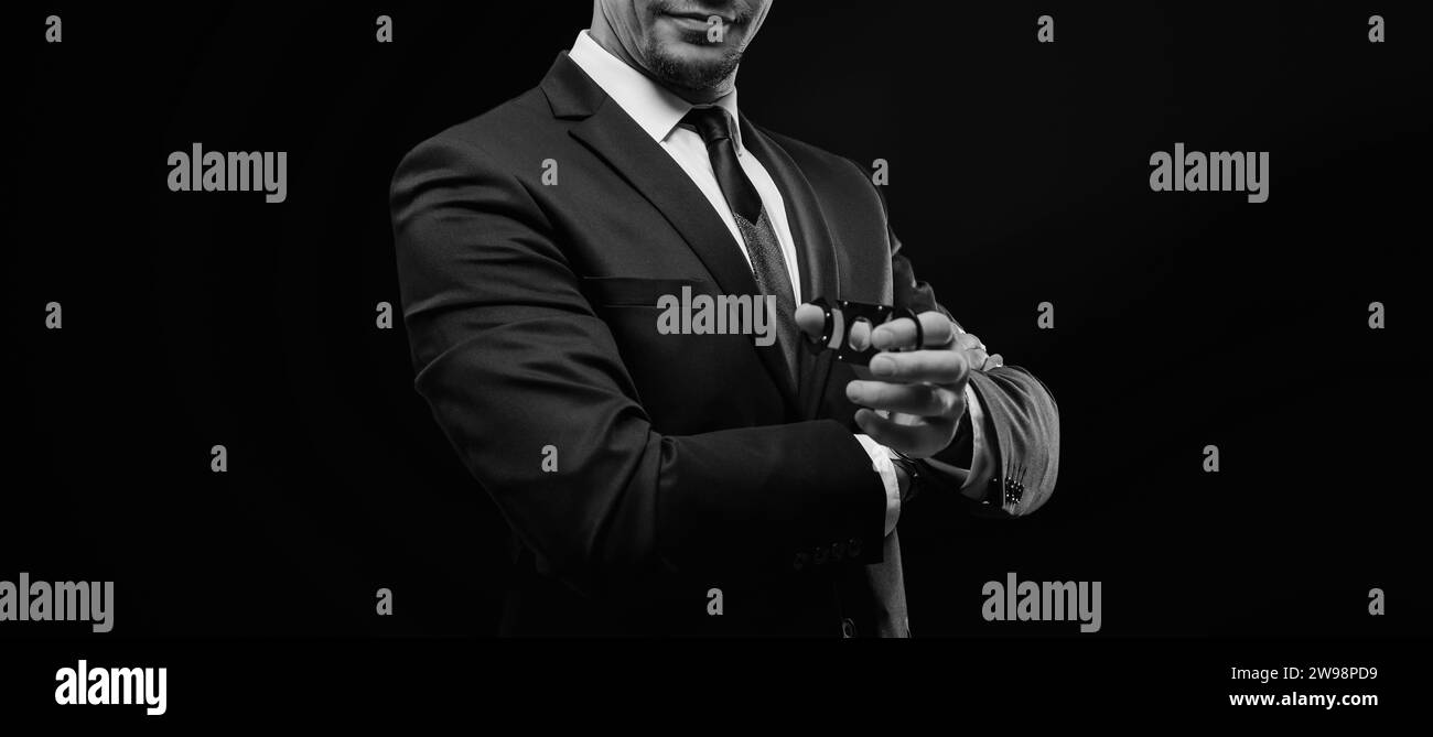 Image d'un homme élégant adulte dans un costume avec un cigare. Concept de clubs de cigares. Supports mixtes Banque D'Images