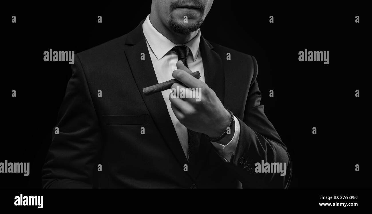 Image d'un homme élégant adulte dans un costume avec un cigare. Concept de clubs de cigares. Supports mixtes Banque D'Images