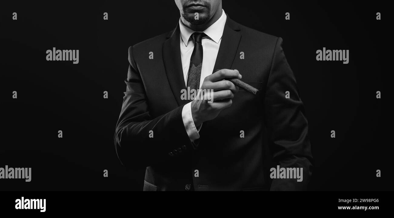 Image d'un homme élégant adulte dans un costume avec un cigare. Concept de clubs de cigares. Supports mixtes Banque D'Images