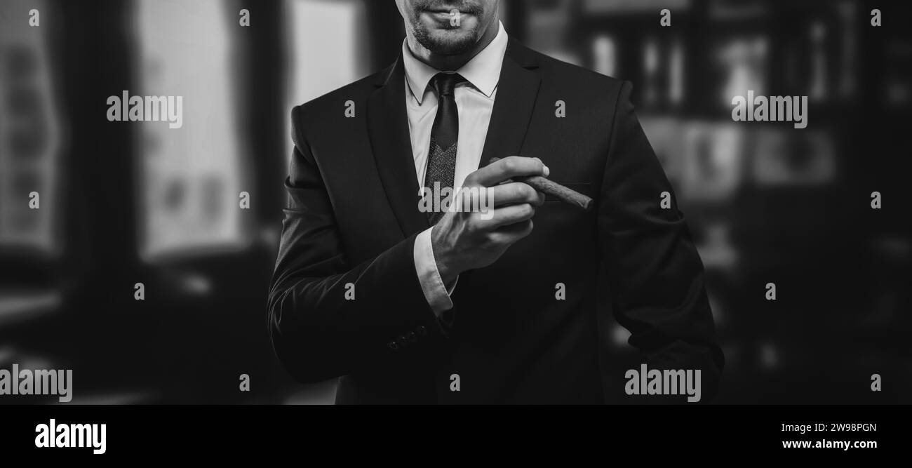 Image d'un homme élégant adulte dans un costume avec un cigare. Concept de clubs de cigares. Supports mixtes Banque D'Images