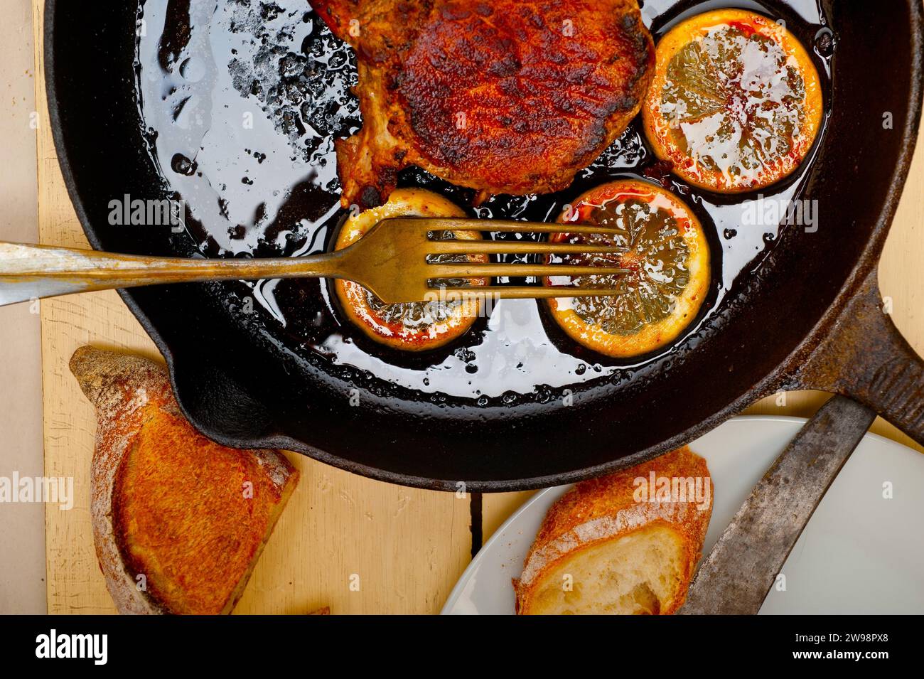 Côtelette de porc saisie sur poêle en fer avec assaisonnement au citron et aux épices, photographie alimentaire Banque D'Images