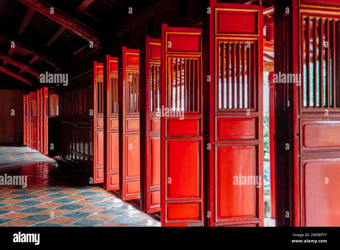 Portes rouges, tombe de l'empereur Minh Mang, Hué, Vietnam Banque D'Images