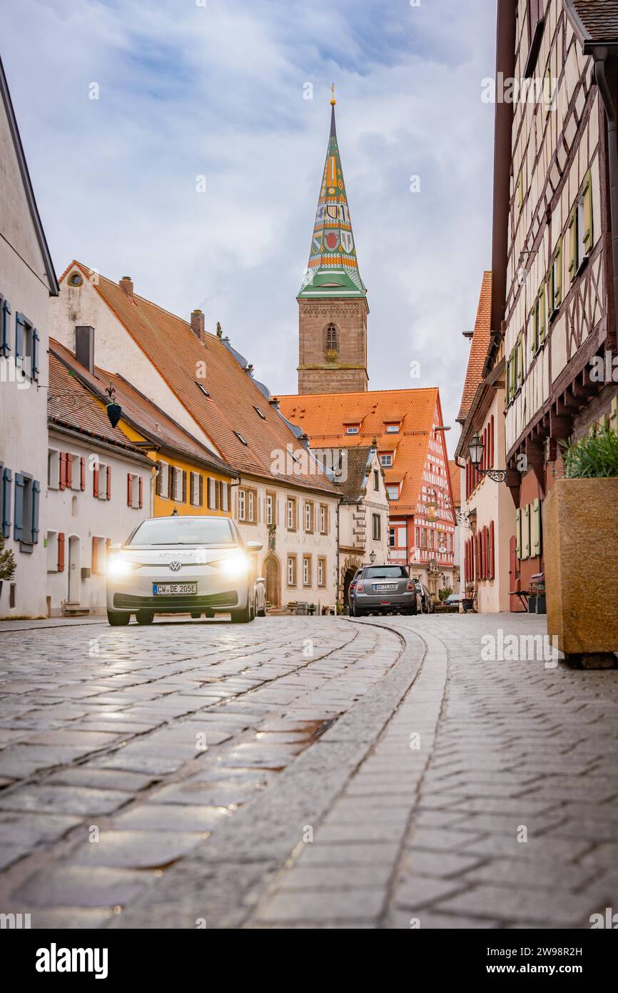 Deer E- voiture d'autopartage dans une rue avec des pavés en face d'une église, Bavière, Allemagne Banque D'Images