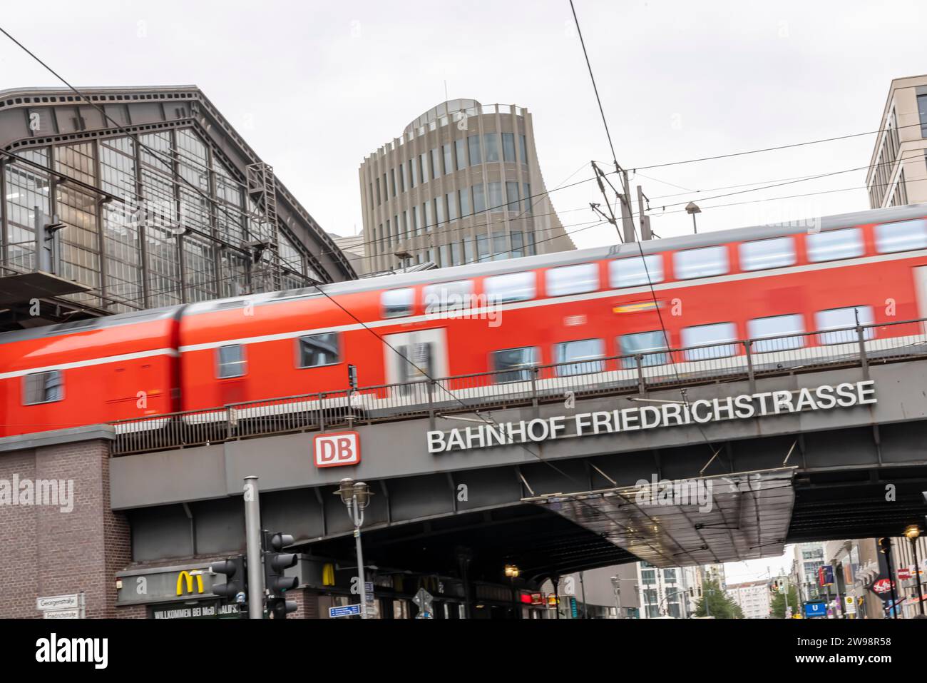 Chemin de fer régional à la gare de Friedrichstrasse, transports publics locaux, transports publics locaux à Berlin, Allemagne Banque D'Images