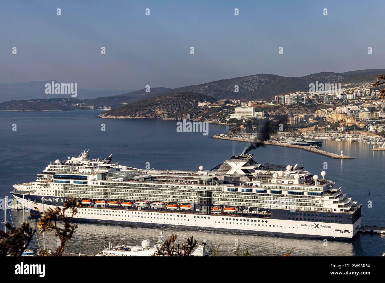 Pollution des navires de croisière, Celebrity Infinity de Celebrity Cruises et MSC Musica dans le port de croisière. Le MSC Musica souffle l'échappement sombre Banque D'Images