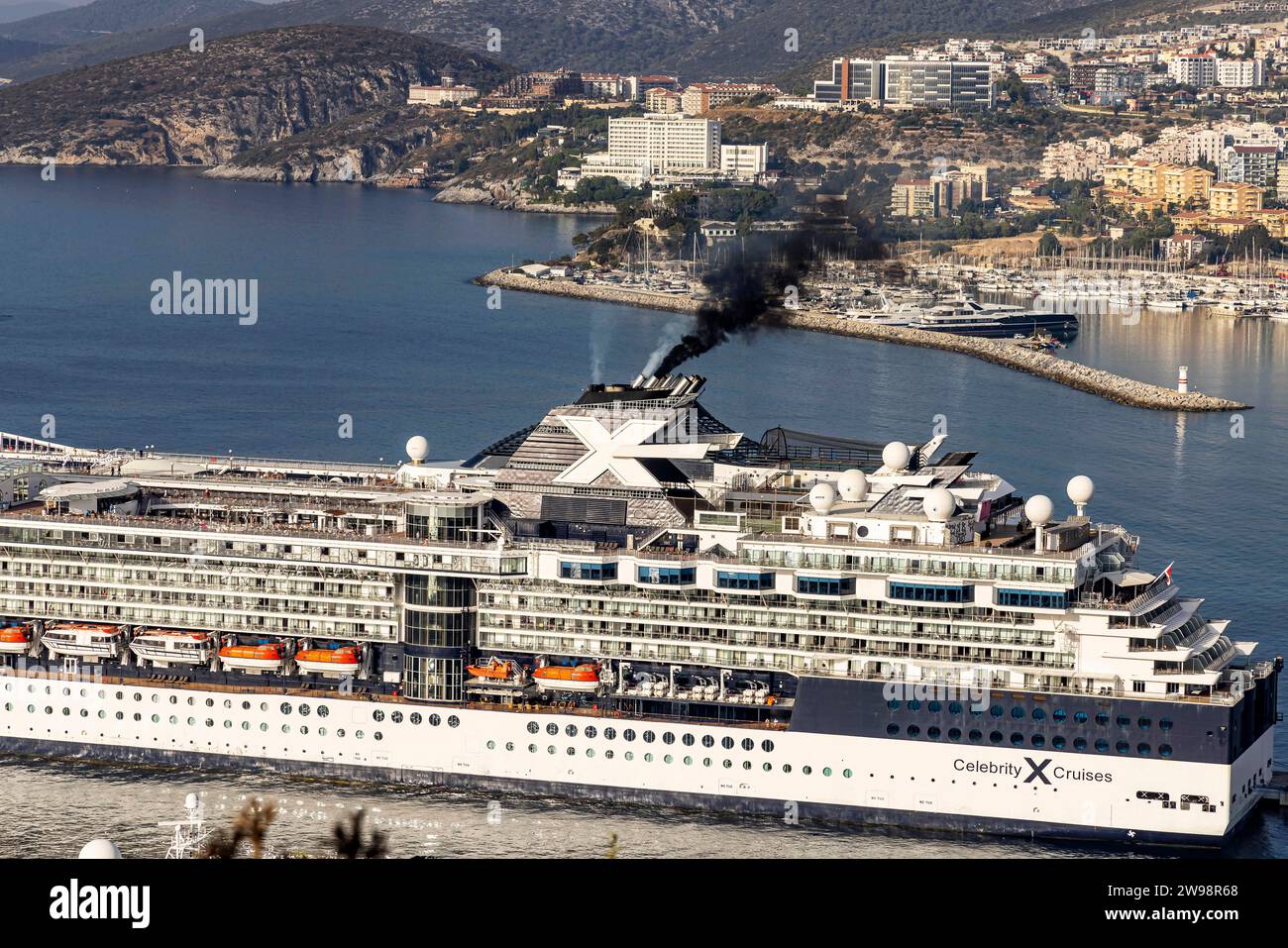 Pollution des navires de croisière, Celebrity Infinity de Celebrity Cruises et MSC Musica dans le port de croisière. Le MSC Musica souffle l'échappement sombre Banque D'Images