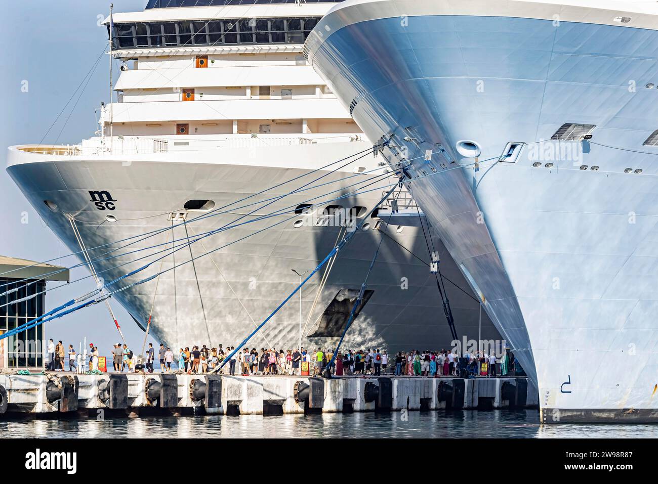 Départ à terre dans le port, port de croisière de Kusadasi, populaire auprès des touristes et destination pour les croisières en Méditerranée, Kusadasi, Kusadasi Banque D'Images