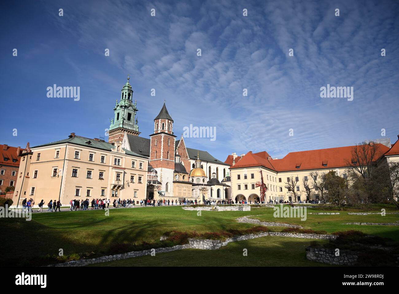 Cracovie, Pologne - 29 octobre 2022 : personnes près du château royal de Wawel à Cracovie. Banque D'Images