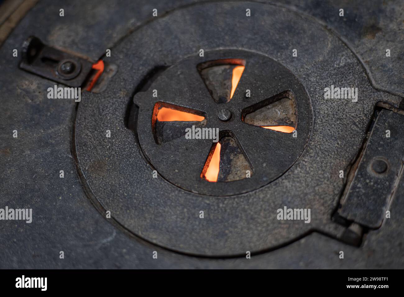 Détail des évents de combustion de vieux poêle. Des trucs vintage. Banque D'Images
