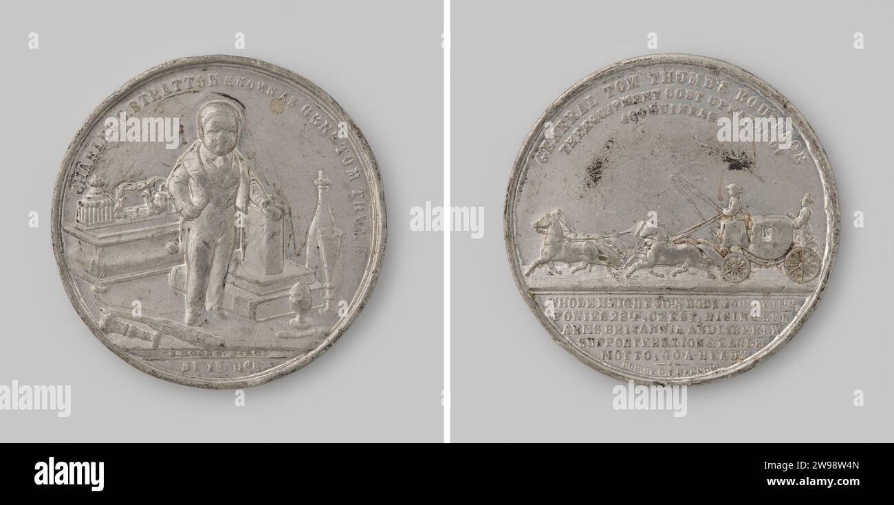 Charles S. Stratton alias général Tom Thumb, Joseph Moore, médaille d'histoire 1862 médaille Tinen, sur le devant le nain Charles Stratton (Tom Thumb) entre les accessoires de bureau, avec un changement et un texte découpé, au revers, un chariot avec quatre chevaux à gauche avec trois lignes au-dessus et en dessous de cinq lignes de texte. Birmingham TiN (métal) frappe (travail des métaux) Banque D'Images