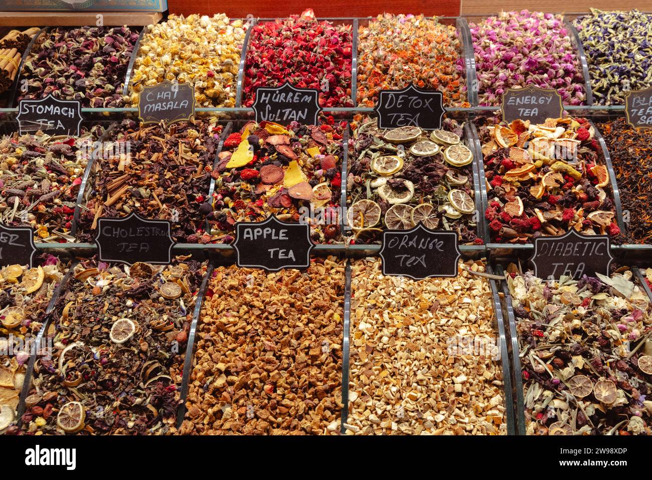 Variété d'assortiments de tisanes sèches dans le bazar aux épices (bazar égyptien - Mısır Çarşısı) à Istanbul, en Turquie, construit en 1660 Banque D'Images