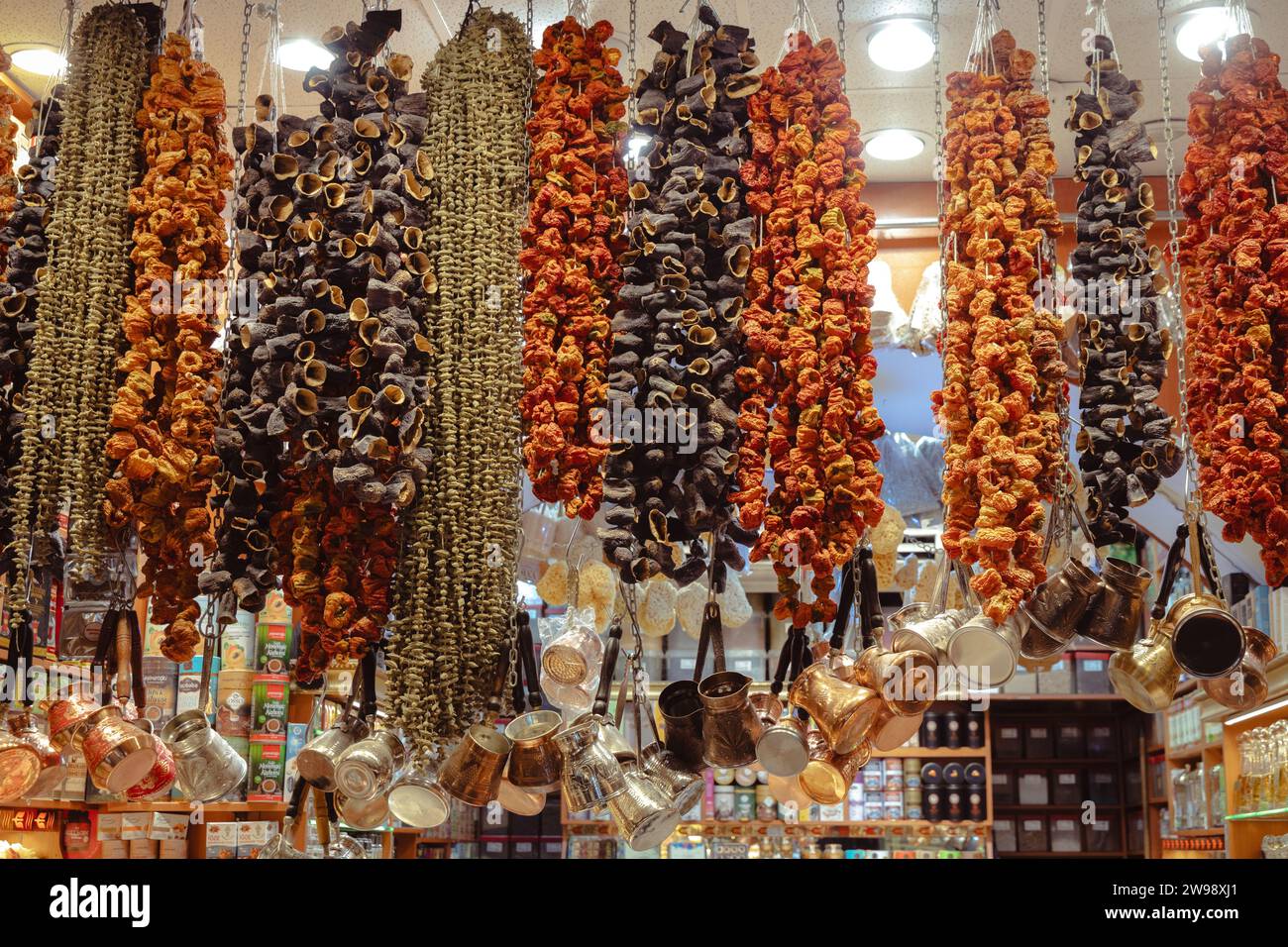 Aubergines séchées au soleil, piments et légumes au bazar aux épices (bazar égyptien - Mısır Çarşısı) à Istanbul, Turquie, construit en 1 Banque D'Images