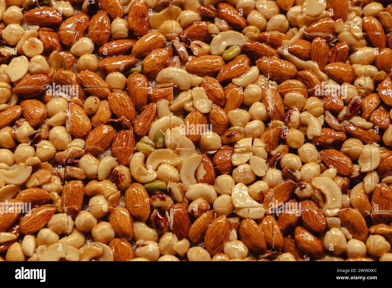 Gros plan des délices turcs faits avec différents mélanges de noix dans le Bazaar aux épices (bazar égyptien - Mısır Çarşısı) à Istanbul, Turquie Banque D'Images