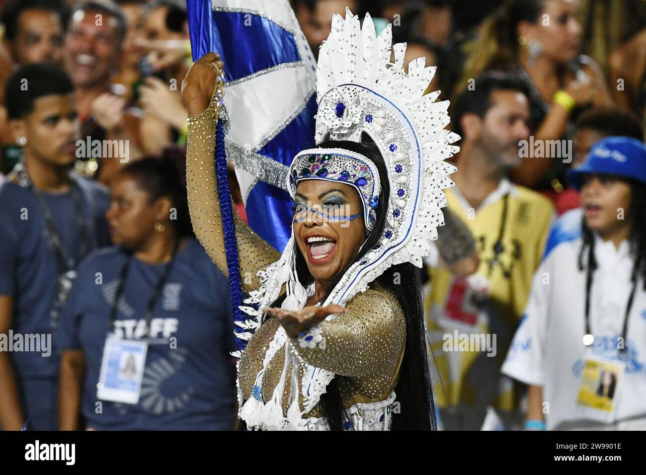 Rio de Janeiro, Brésil, 26 février 2023. Porte-drapeau Selminha Sorriso, pendant le défilé des écoles de samba, pendant le carnaval dans la ville de RI Banque D'Images