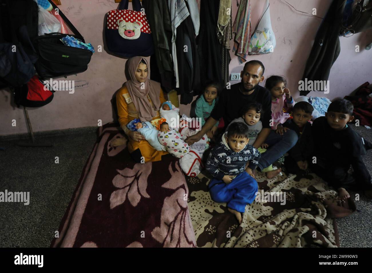 La palestinienne déplacée Iman Al-Masri donne naissance à des quadruplés la palestinienne déplacée Iman Al-Masri donne naissance à des quadruplés dont une est toujours à l'hôpital recevant un traitement, dans le centre d'hébergement de l'école Rufaydah, à Deir Al-Balah, le 25 décembre 2023. Al-Masry vit avec son mari et ses enfants après avoir été déplacés de la ville de Beit Hanoun, dans le nord de la bande de Gaza, à l’intérieur du centre d’hébergement dans des conditions de vie difficiles. Manque de nourriture et propagation des maladies. Photo de Naaman Omar apaimages Dair EL-Balah bande de Gaza territoire palestinien 251223 Dair El-Balah NAA 0014 C Banque D'Images